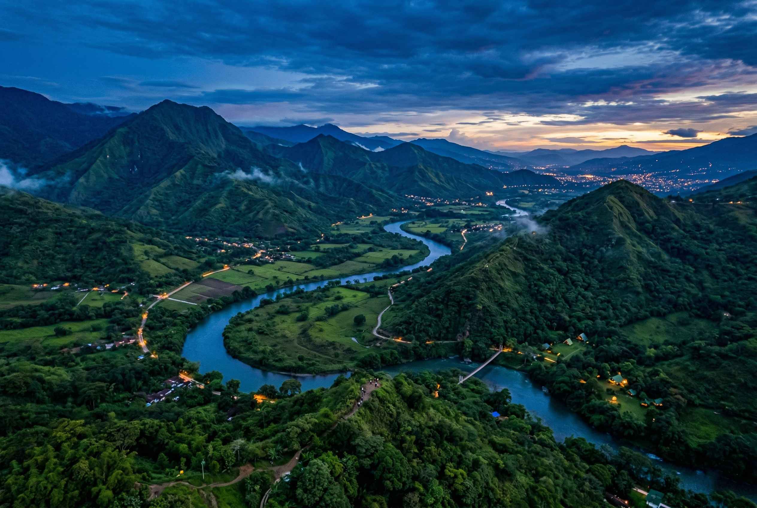 Vista aérea del Cristo Rey y panorámica de Santiago de Cali Valle del Cauca Colombia representando turismo y experiencias